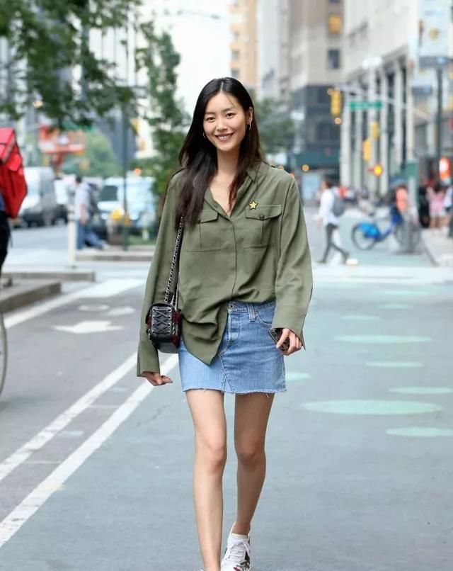  『打造』运用经典色打造时髦造型!早春实用穿搭指南,你最pick哪一套