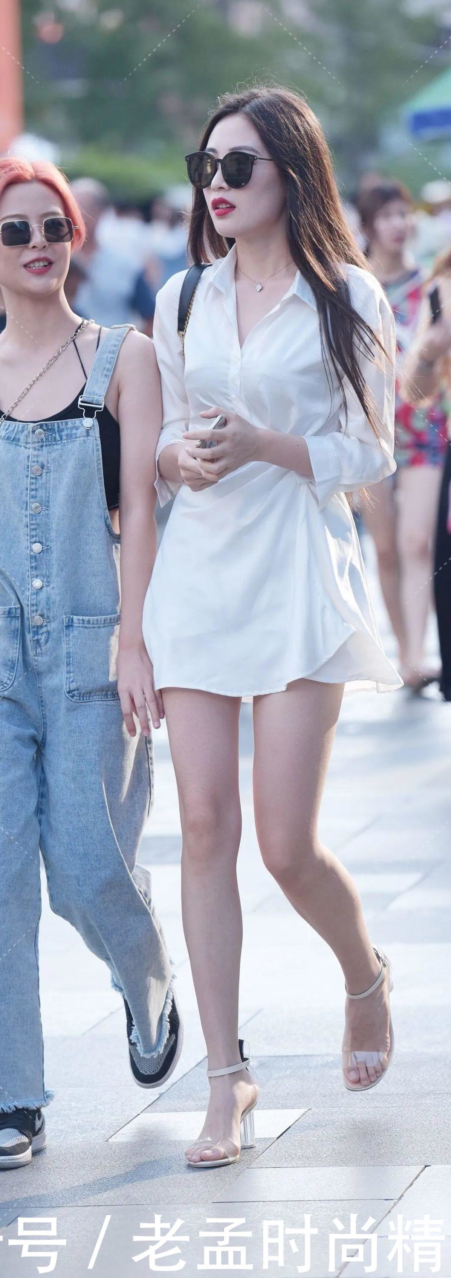  「小姐姐」时尚美女: 白色短裙呈现出又直又好看的美腿