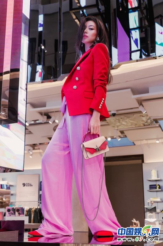 音乐人蔡诗芸DizzyDizzo撞色时尚组图曝光 西班牙风情万种