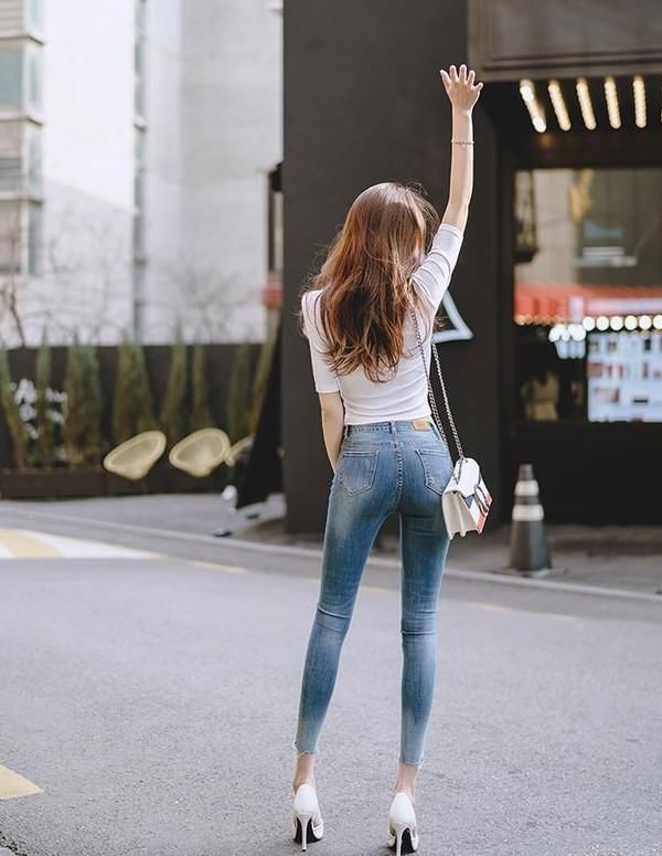 街拍:白皙甜美的牛仔裤美女,展现女神的柔美气质!