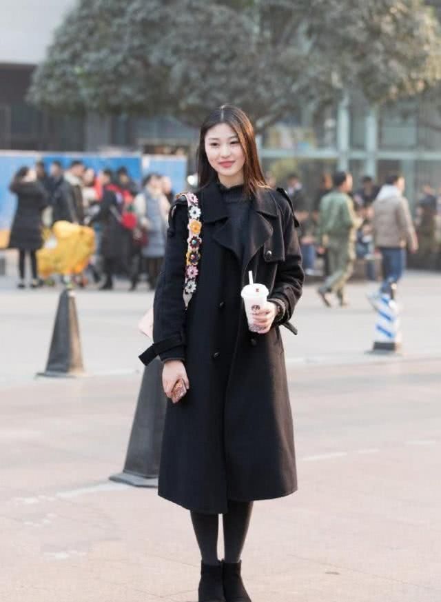  「美女」美女白色的呢质大衣简洁帅气，轻松穿出挺拔靓丽的好身姿