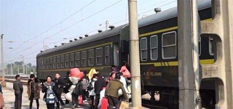 我国唯一不收钱的火车,所有人都可以乘坐,农民还能在车厢里卖菜！