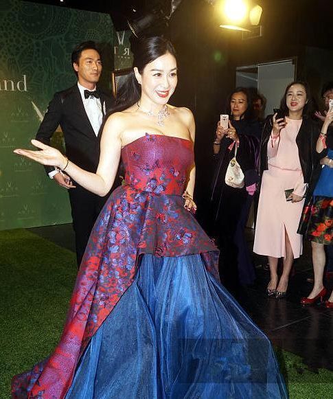 当小S与钟丽缇同穿抹胸裙，网友：终于知道丰腴和肥胖的差距了！