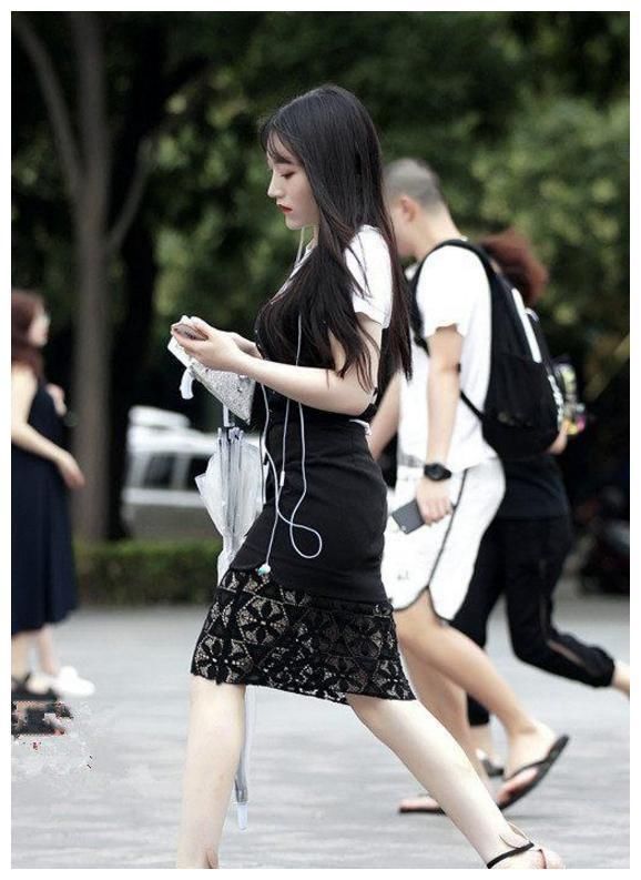 街拍：图三穿连体短裤，“奶白”的美腿，令人“心扉荡漾”！