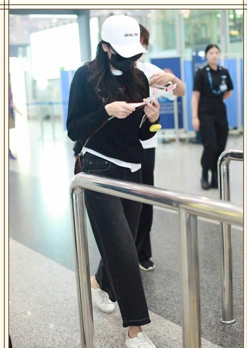 当168热巴和173关晓彤同穿阔腿裤，腿长比腿细重要，鹿晗眼光不错