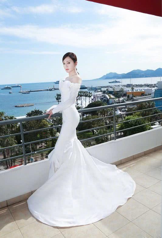 本以为秦岚穿鱼尾裙已经够惊艳了，直到看见张馨予，真仙女！