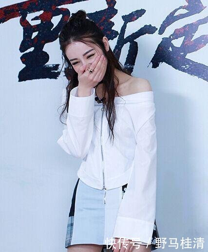 21岁关晓彤和26岁热巴同时撞衫, 一个美如女神, 一个却像路人!