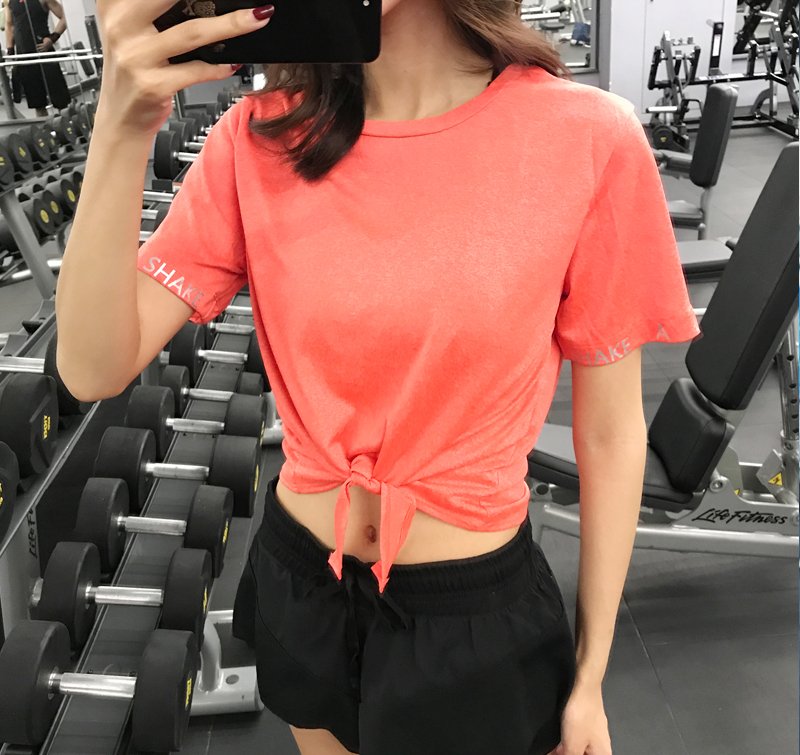 健身房的女人前凸后翘显身材，就试试下图“紧身装”，迷倒一大片