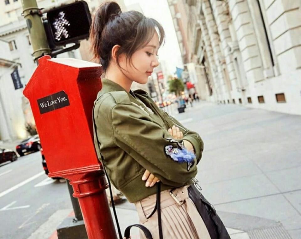 杨紫原来这么会玩，裙子只穿一半，回头率百分之两百!