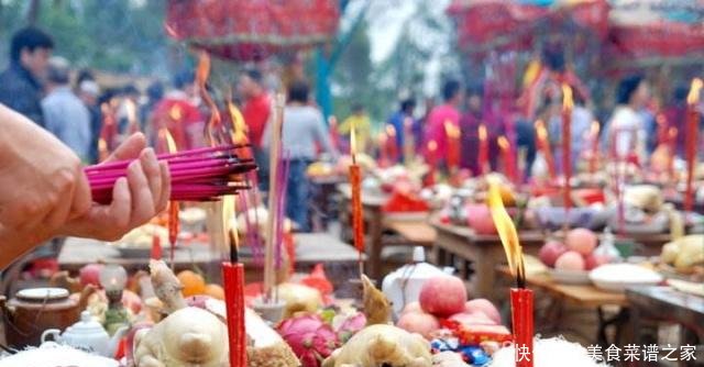 广东土豪摆50桌宴席请乡亲吃饭，老家穷得叮当响，不用礼金免费吃