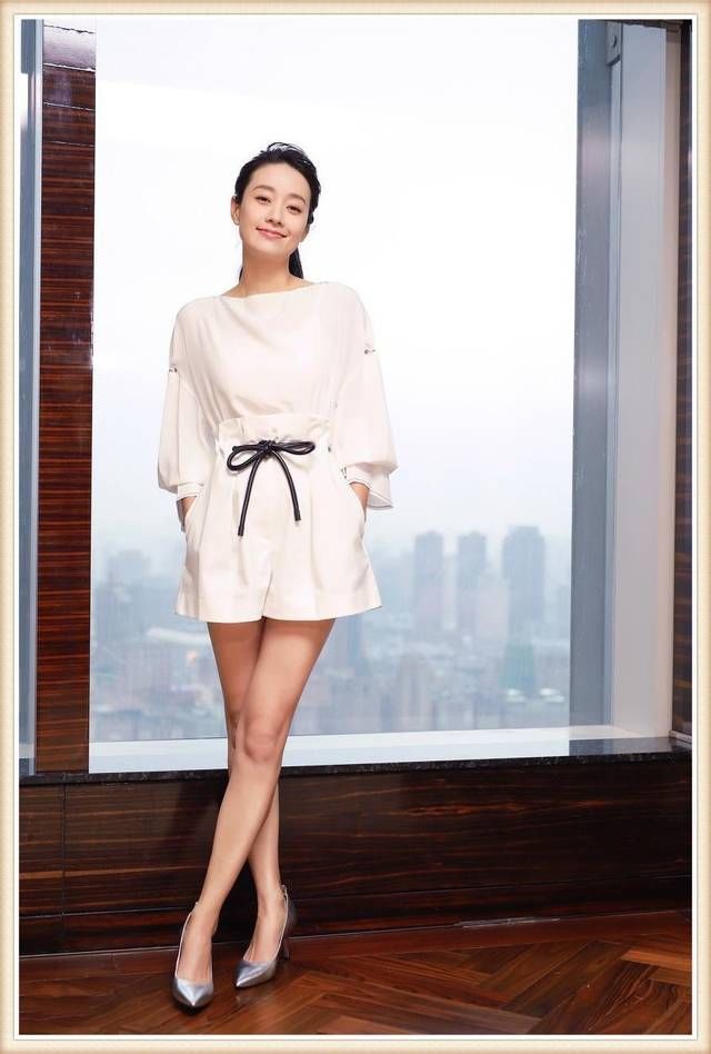 马伊琍越来越敢穿!42岁穿抹胸裙尽显S身姿，难怪文章要吃回头草