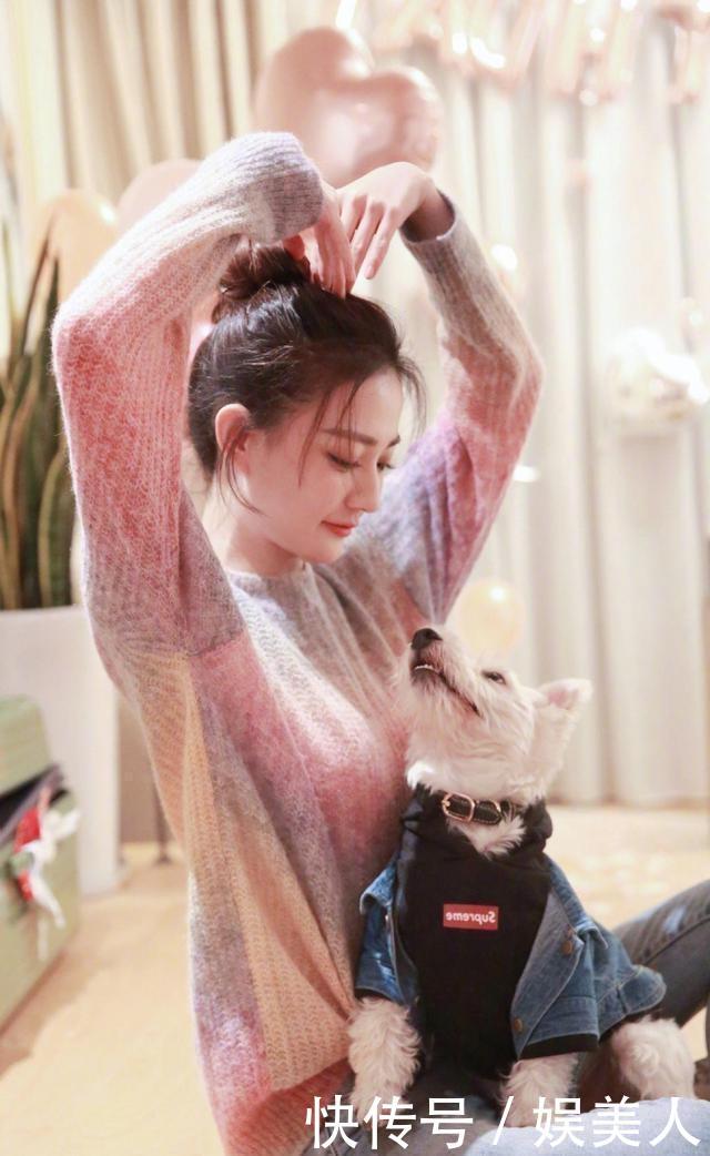 『美女小姐姐』路人街拍,小姐姐气质怡人,穿米色的高领小衫,更显身材