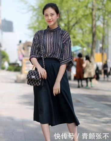  「有型」街拍：面容姣好的美女，紧身背心搭配深色热裤，美丽优雅挺拔有型