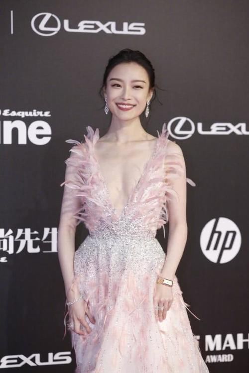 元素就：Angelababy够大胆，可杨幂最聪明，同穿羽毛裙：倪妮很高级
