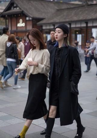 显得|路人街拍,吊带背心与打底裤搭配,穿起来显得十分清爽干练