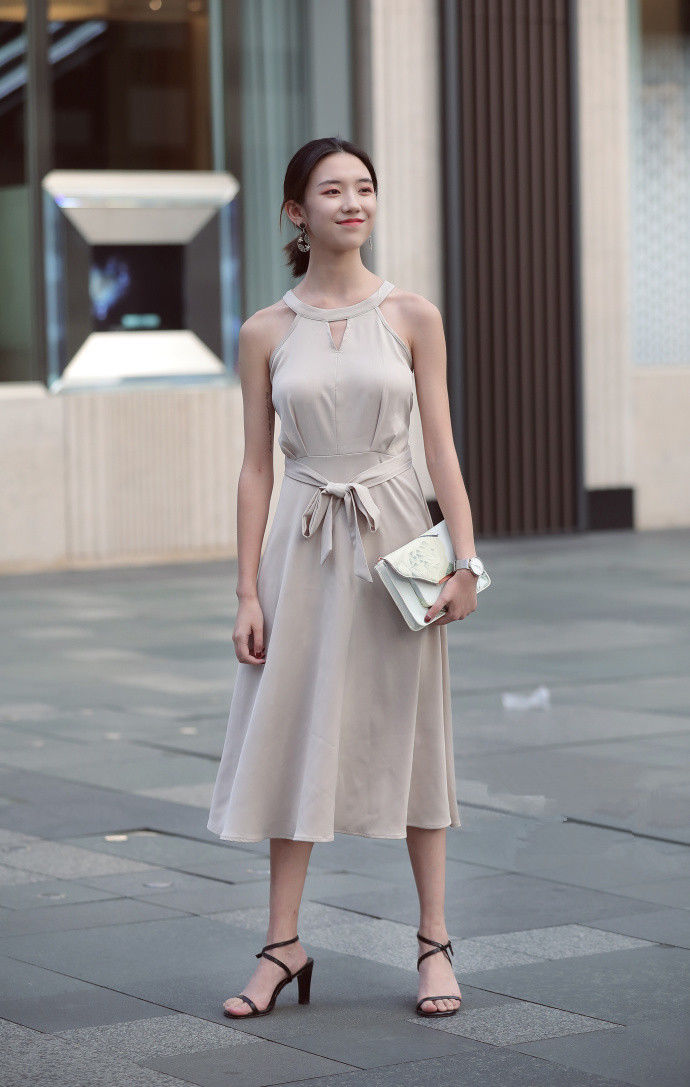 成都街拍:温婉甜美的连衣裙搭配高跟凉鞋，不经意的瞬间也很美!