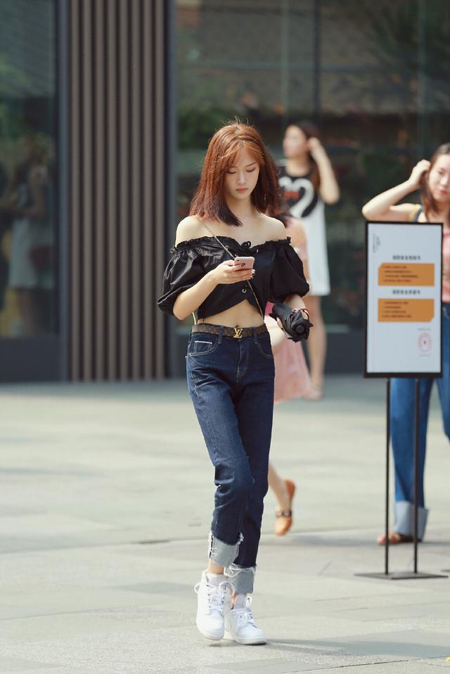 街拍：图一可爱，图二颜值高，图三两位美女都很美，让人难以抉择