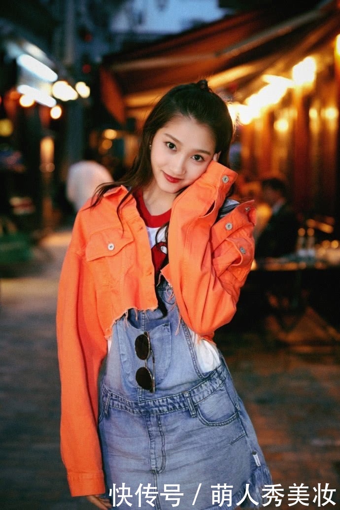 关晓彤穿抹胸裙，上身都快撑爆了，网友：鹿晗功不可没啊！