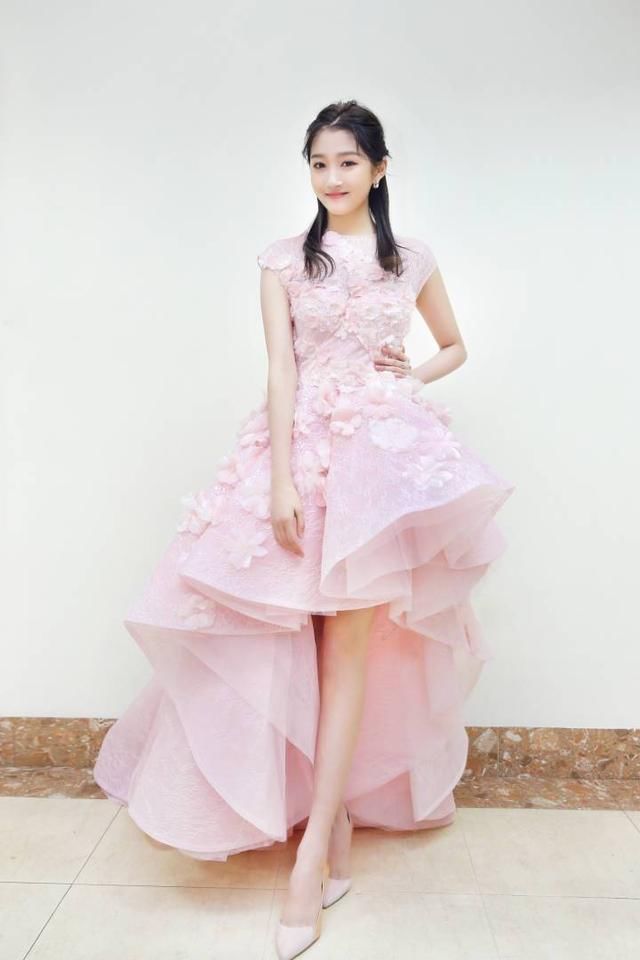 本以为关晓彤穿粉裙够少女的了，可看到迪丽热巴，我愣住了！