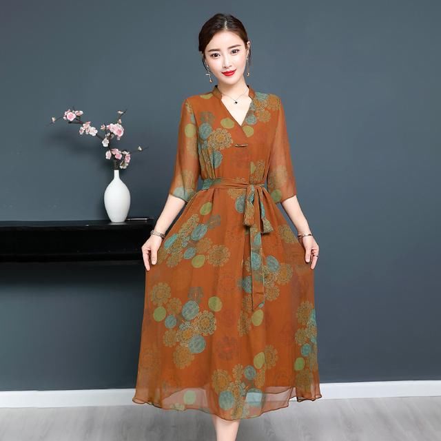 婆婆42岁!竟比女儿还嫩美，全靠穿这“一步裙”，嫩成21岁美少女