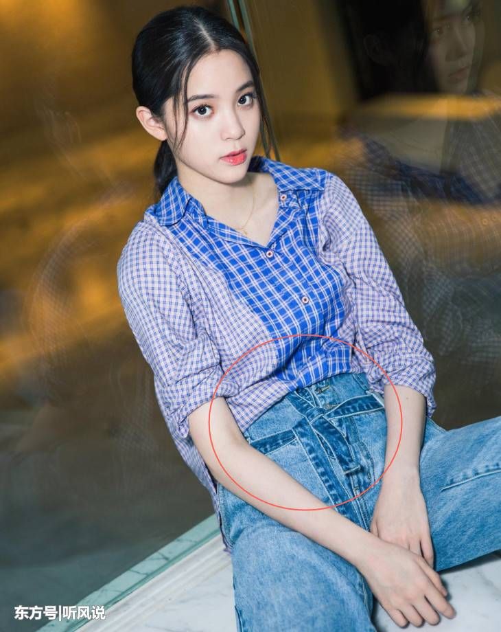 真服了欧阳娜娜，裤子上又是纽扣又是绑带，穿的时候不费劲吗?