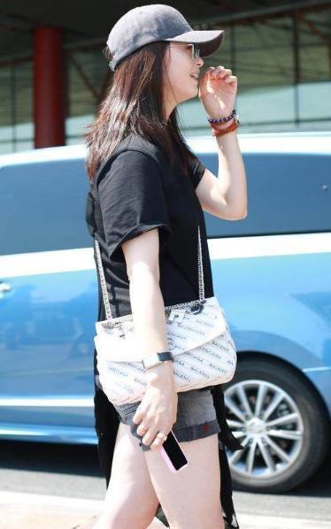 当90斤王丽坤与130斤蒋欣同穿短裤，网友：看完瞬间不想减肥了！