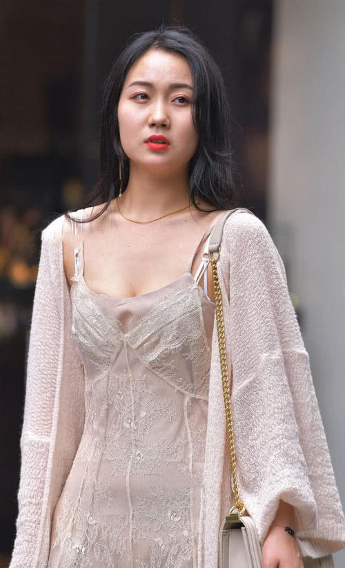 路人街拍，小姐姐身穿裸色连衣裙，配上红红的唇色，很是性感迷人