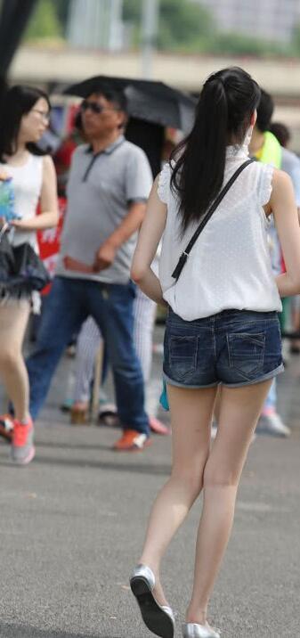 素颜小姐姐穿超短裤秀出白皙修长美腿，是“腿精”吗