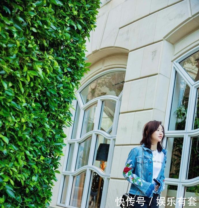 景甜厉害了! 过膝长袜配皮裙穿出漫画腿, 网友: 比郑爽的腿还要美