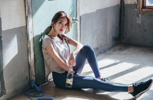 紧身牛仔裤修身显瘦，突出的美女靓丽身材，透露出女性迷人的芬芳