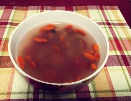 巧用山楂减肥，每天喝一碗，刮油瘦全身，2个月甩脂41斤，瘦一圈