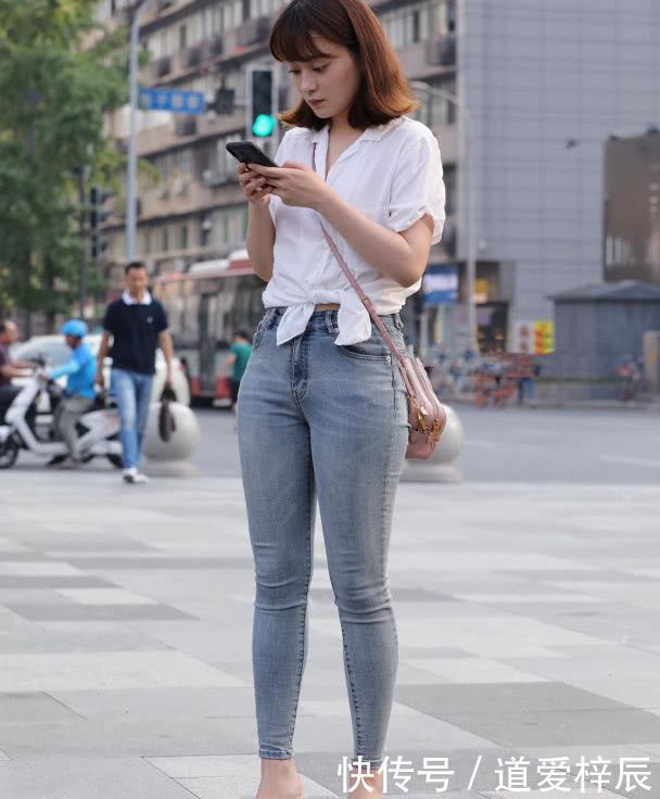  『气质』小姐姐身上穿着一件素雅的连衣裙，看上去十分的有质感