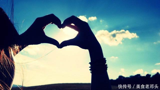 孩嫌男友穷分了手,八年后去找工作,走进公司看