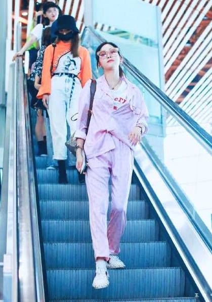 吴宣仪穿粉丝睡衣现身 俏皮可爱给粉丝送飞吻