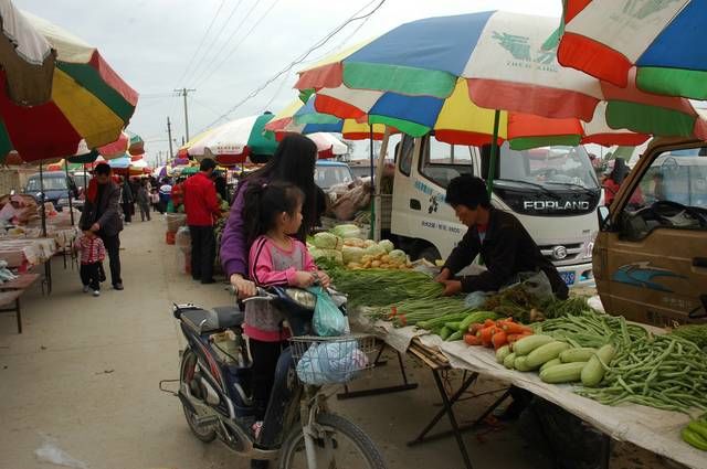  [有人]在农村，有人专门卖“廉价”皮带，15一条，这么便宜，挣
