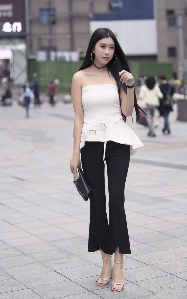 国内街拍 小姐姐身材很丰满 图一的小姐姐令人怦然心动 你中招没