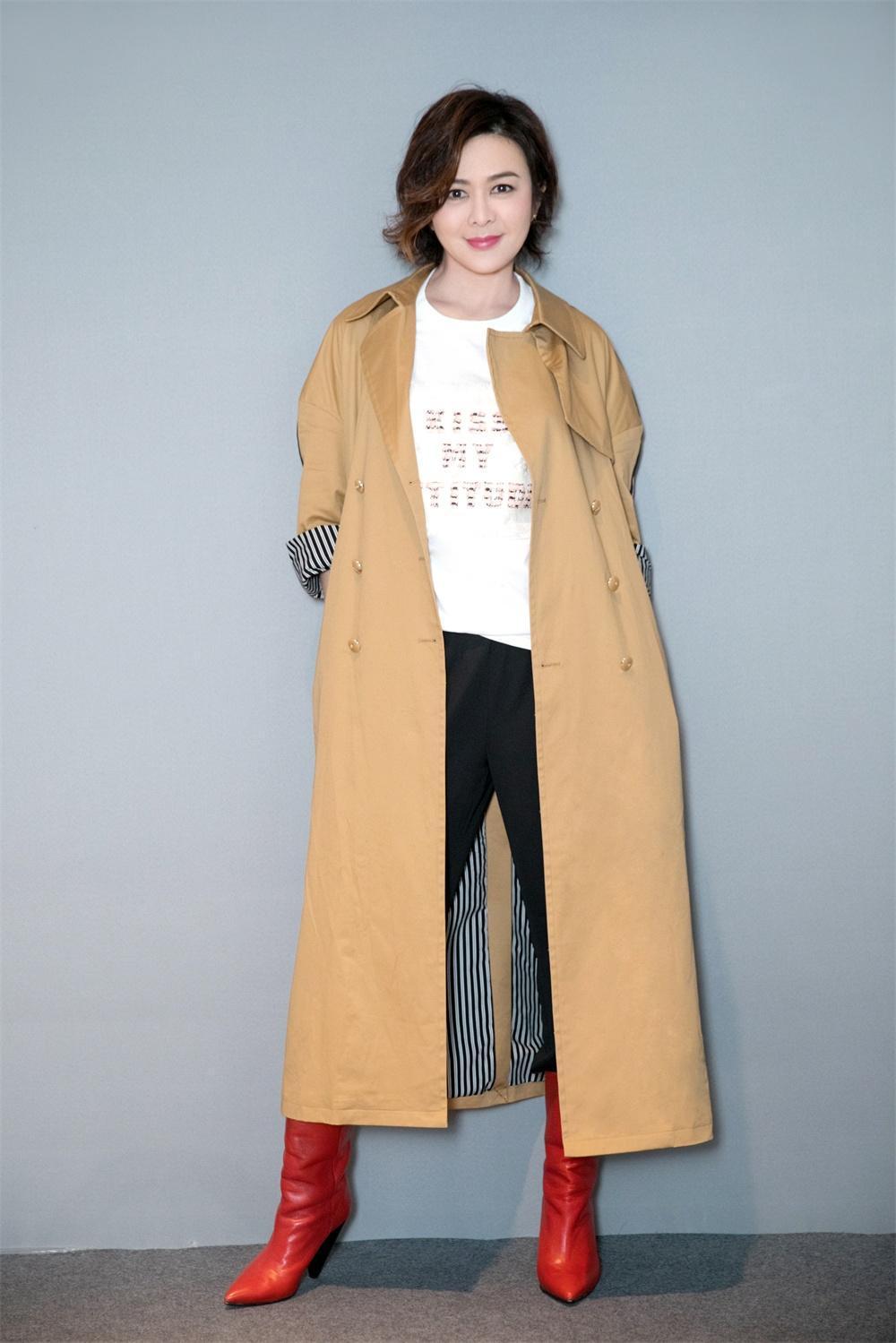 56岁关之琳依旧玩转深V诱惑, 多色拼接连衣裙轻松演绎靓妹造型