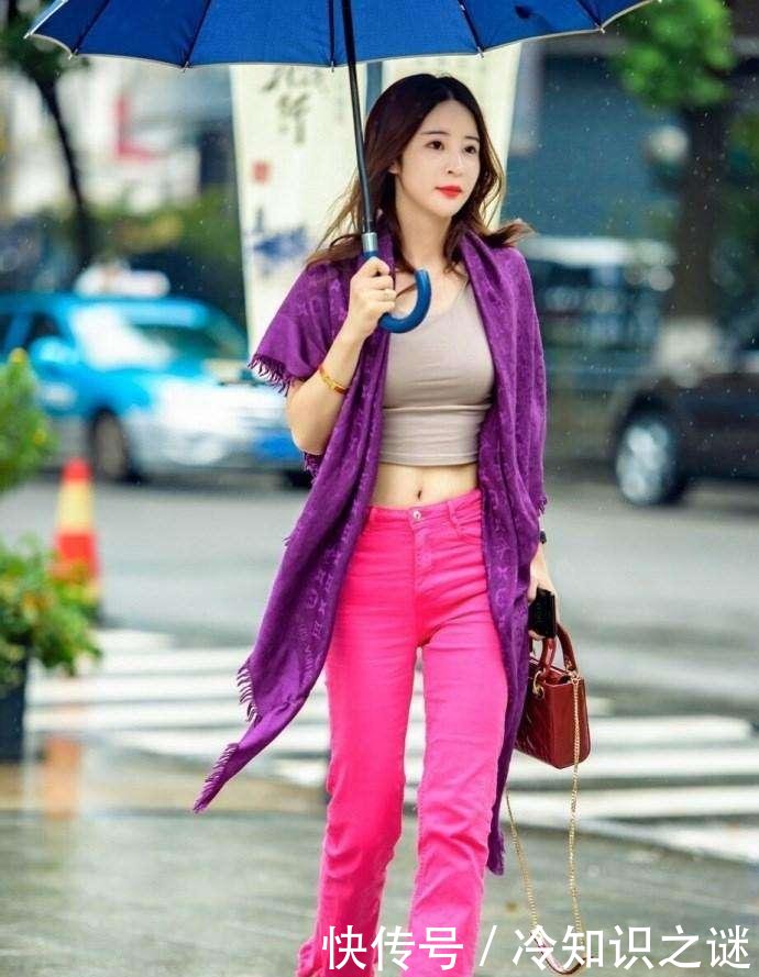 街拍:露脐装尽显傲人身材,纤细小蛮腰尽情展现！