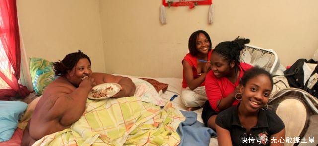 直击体重600斤的胖女人，胖到生活不能自理，16年都没有穿衣服