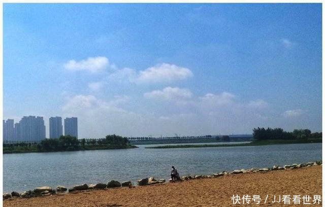 咸阳的“马尔代夫”最终还是没能扛住这场洪水,沙滩湖水都没有了