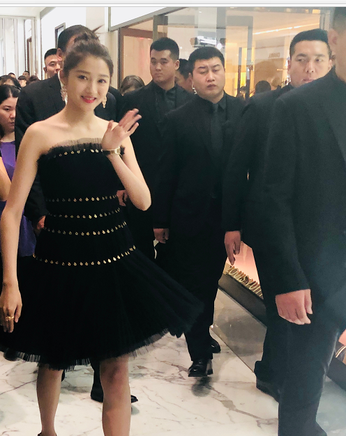 关晓彤现身某商业时尚活动 身材十分苗条一双筷子腿十分显眼