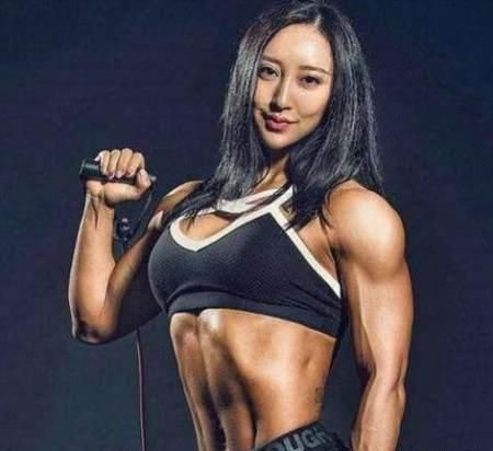 【黑人】中国女子健美第一人牟丛,肌肉线条明显,坦言想嫁强壮黑人