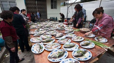  【酒席】吃大餐也不积极？农村办酒席，农民为啥只随礼，人却不