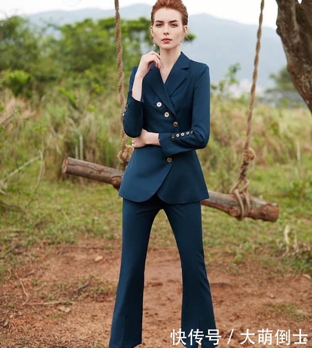 扣设计的西服■30岁以后的女人,春季应该怎么挑选西服,显得不仅干练又成熟