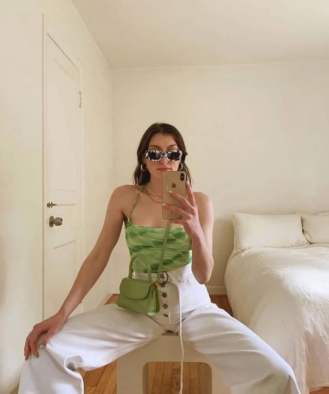  [直角]细细吊带很性感，露出直角肩天鹅颈蝴蝶背，女人味超足！