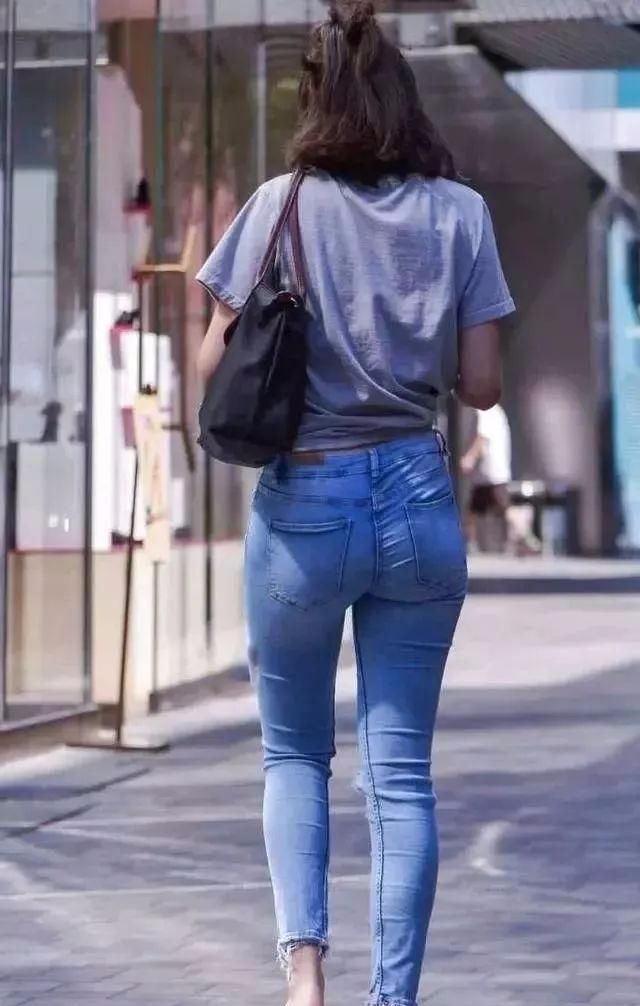 女生:气质女生穿牛仔裤,尽显妙曼身材