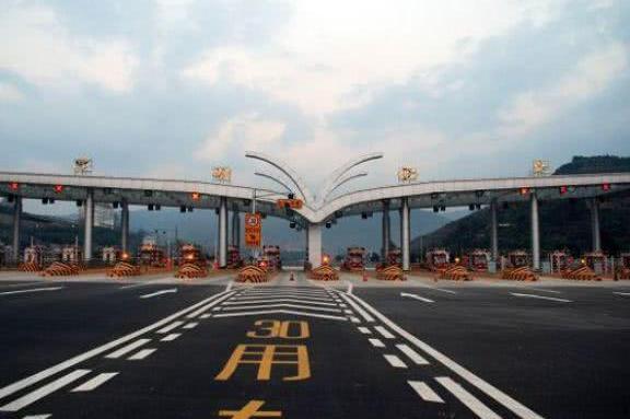 高速公路上没厕所吗？那些收费人员怎么上厕所！看完就知道了