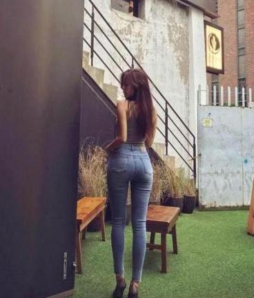 牛仔裤给女人带来大方时尚的美丽，让女人就是这么的自信