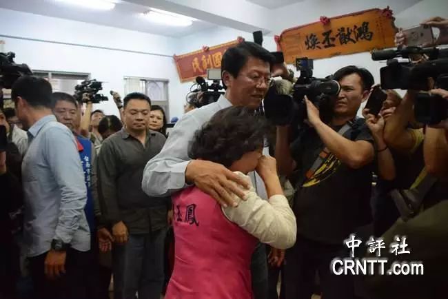 谢龙介脸带微笑面对败选　女议员伤心落泪