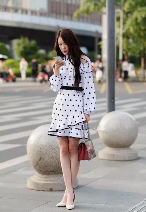  「小姐姐身上穿着」街拍：这小姑娘可真漂亮这条街上没人比她更美了吧